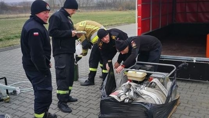 - podzielili się sprzętem