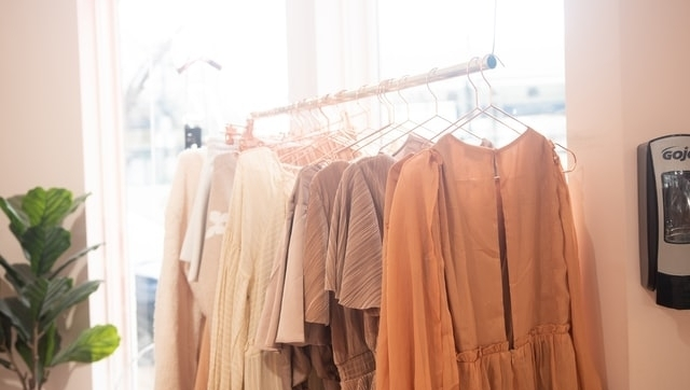 Ponadczasowe sukienki basic