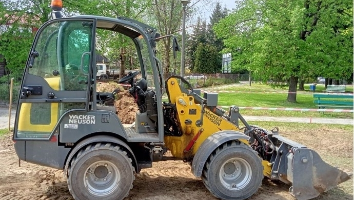 Skradziono ładowarkę. Stała na boisku w Zamysłowie (AKTUALIZACJA)