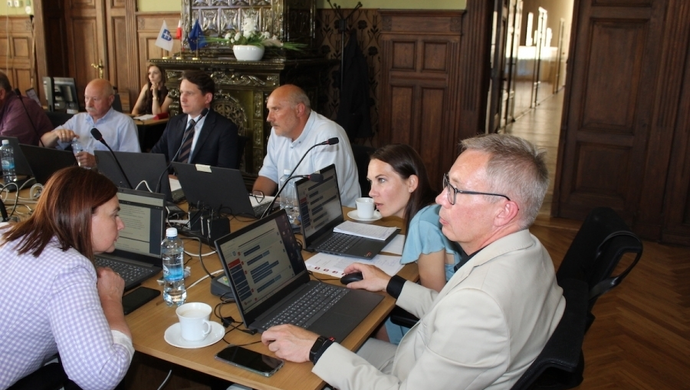 Radni interpelują o łamanie regulaminu