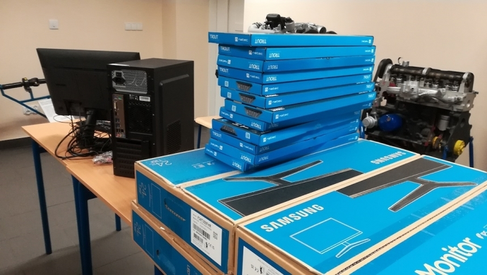 Nowe komputery do pracowni w STASZICU