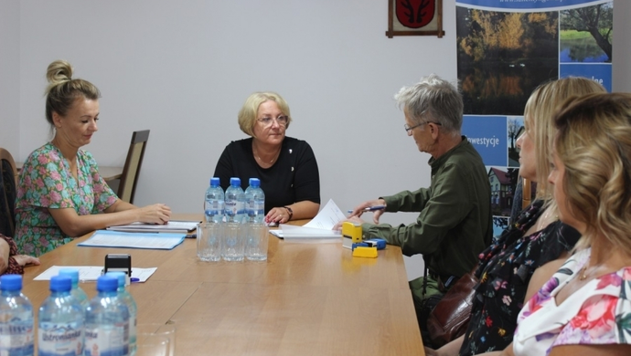 Umowa na przebudowę terenu przy SP w Jędrzychowicach podpisana