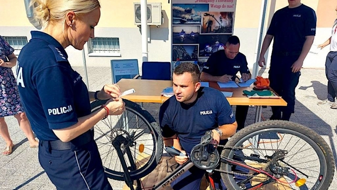 Wschowscy policjanci znakowali rowery (ZDJĘCIA)