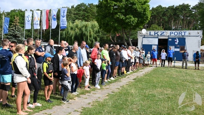 Żeglarska rywalizacja na jeziorze 