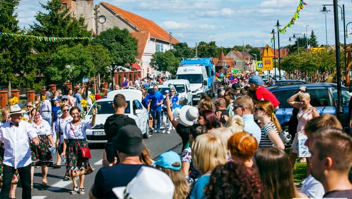 Barwny korowód ulicami miasta. Dni Sławy 2022 (VIDEO)