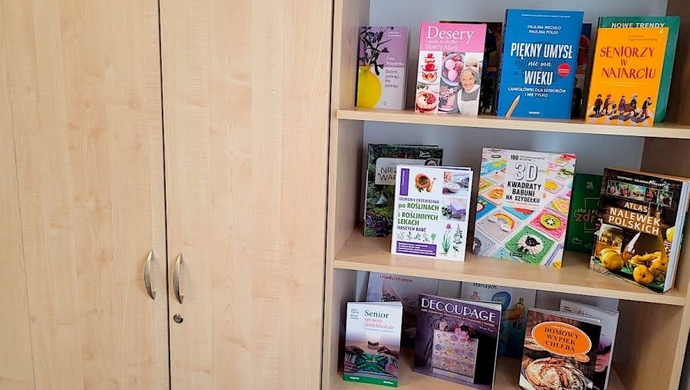 Nowe wyposażenie i książki dla Klubów Seniora (ZDJĘCIA)