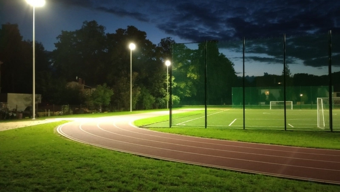 Oświetlenie na boisku lekkoatletycznym w I LO (ZDJĘCIA)