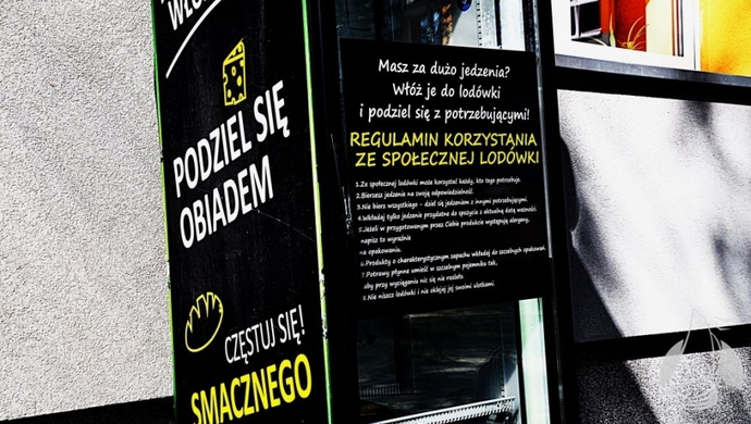 "Masz za dużo jedzenia, włóż je do lodówki i podziel się z innymi".