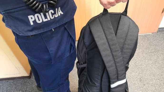 Wykorzystali okazję i ukradli plecak