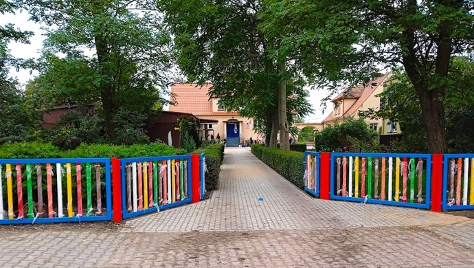 Szkoła w Jędrzychowicach z nowym ogrodzeniem i utwardzonym terenem (ZDJĘCIA)