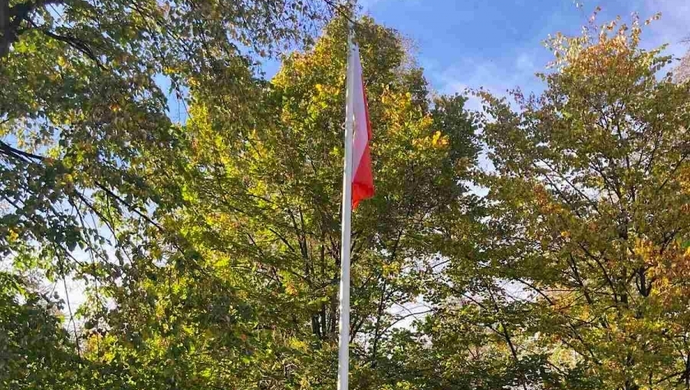 Maszt flagowy na Rynku w Szlichtyngowej (ZDJĘCIA)