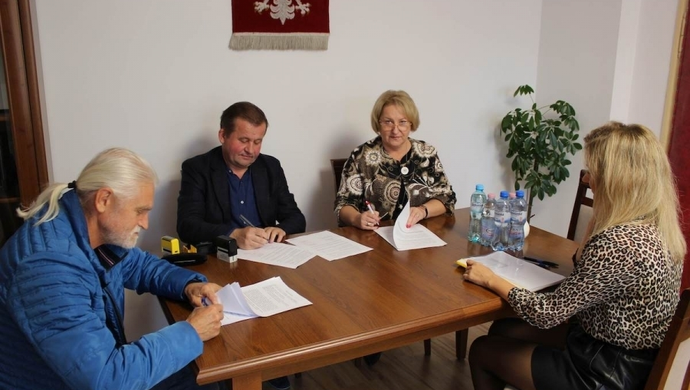 Umowa na rozbudowę świetlicy w Starych Drzewcach podpisana