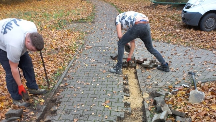 Trwa remont bieżący chodnika w Parku Górczyńskim (ZDJĘCIA)