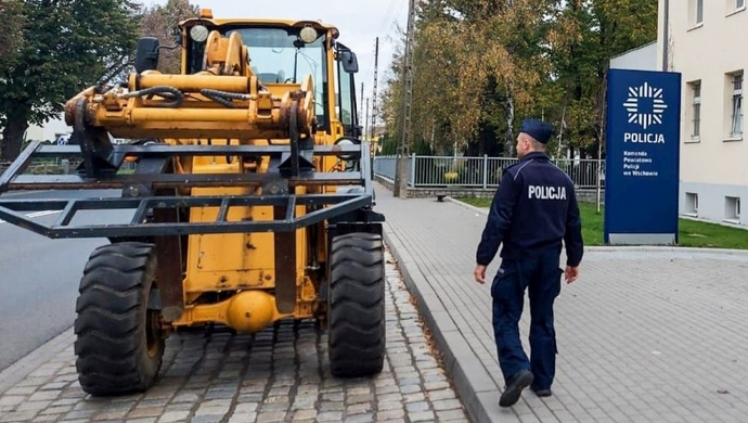 Wsiadł do koparki i odjechał, bo... chciał zaimponować znajomej