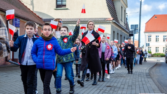 Dzieci przeszły ulicami Wschowy w patriotycznym happeningu (VIDEO)