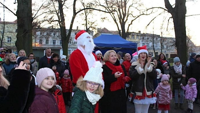Uroczyste rozświetlenie choinki i wizyta Mikołaja w Szlichtyngowej (ZDJĘCIA)