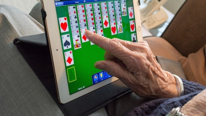 Dofinansowanie na zakup tabletów dla uczestników Klubu Senior+ w Szlichtyngowej