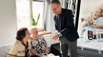 Bezpłatne opaski bezpieczeństwa trafiły do seniorów (VIDEO)