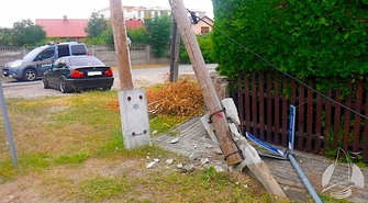 68-latka wjechała w słup telekomunikacyjny i uciekła