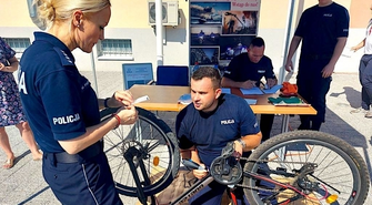 Wschowscy policjanci znakowali rowery (ZDJĘCIA)