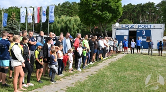 Żeglarska rywalizacja na jeziorze 