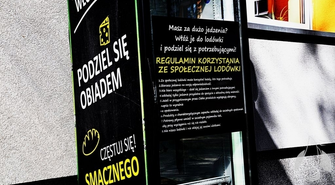 "Masz za dużo jedzenia, włóż je do lodówki i podziel się z innymi".