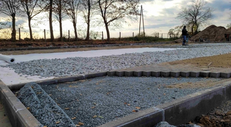 Postępuje budowa boiska wielofunkcyjnego przy Szkole w Jędrzychowicach (FOTO)