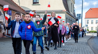 Dzieci przeszły ulicami Wschowy w patriotycznym happeningu (VIDEO)