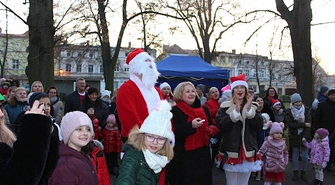 Uroczyste rozświetlenie choinki i wizyta Mikołaja w Szlichtyngowej (ZDJĘCIA)
