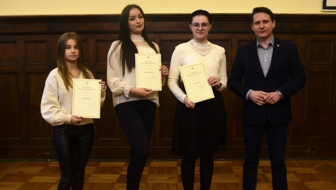 Trzy stypendystki Prezesa Rady Ministrów w I Zespole Szkół (FOTO)