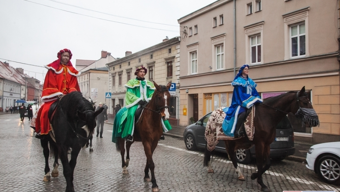Trzej Królowie uroczyście witani we Wschowie (FOTO)