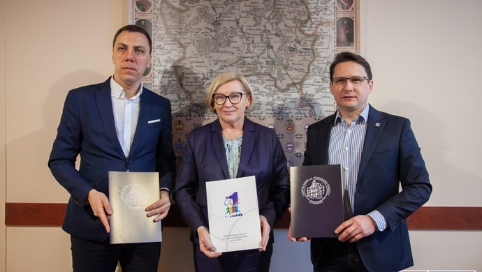 Szkoły i Stowarzyszenie Huta Pieniacka podpisują porozumienie