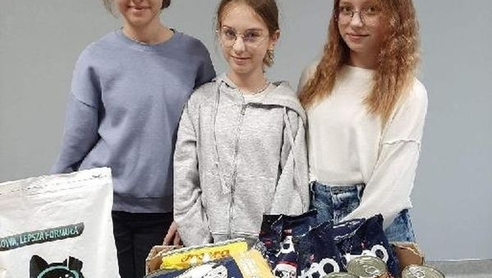 Uczniowie z darami dla czworonogów