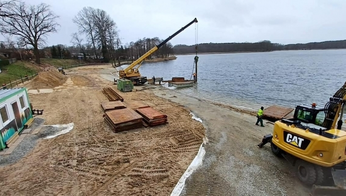 Na plażę w Lginiu wjechał ciężki sprzęt budowlany (FOTO)