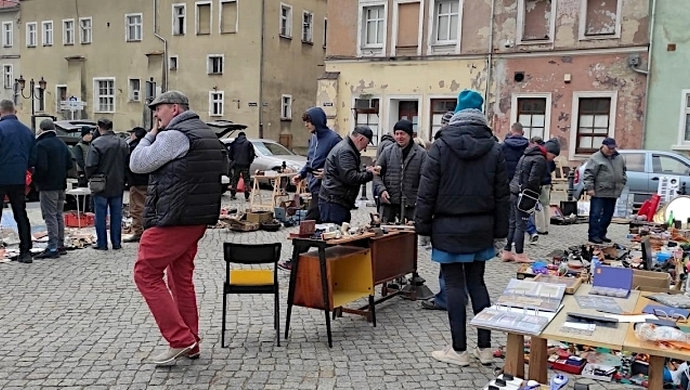 - kup, sprzedaj, wymień rzeczy na drugie życie