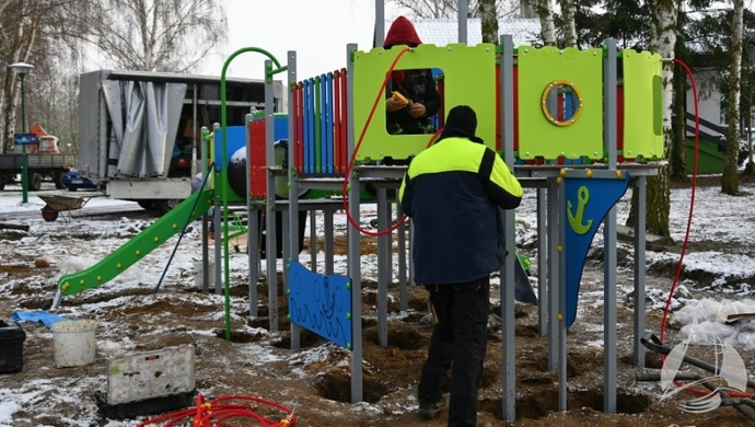 Przy sławskiej plaży powstaje nowy plac zabaw (FOTO)