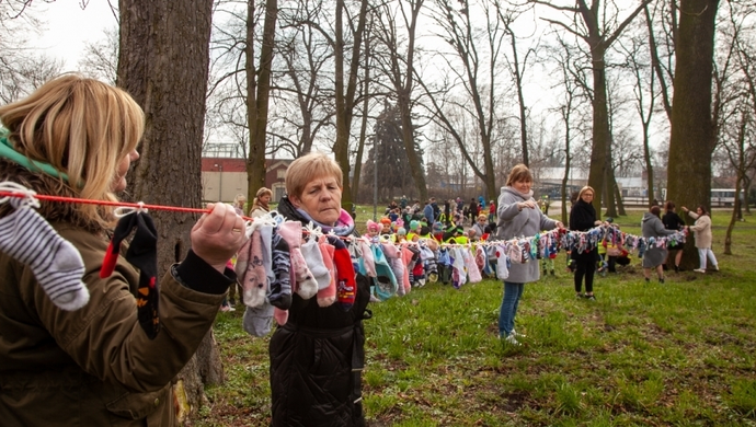 - na drzewach zawisły kolorowe skarpetki (FOTO)