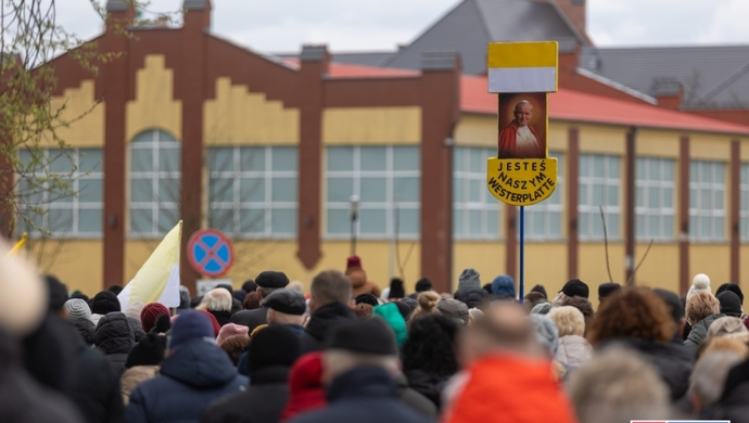 Droga Krzyżowa ulicami Wschowy ze św. Janem Pawłem II (FOTO)