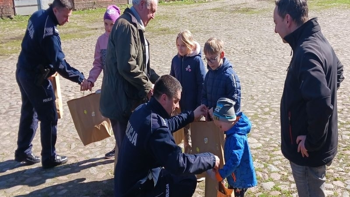 Policjanci z Góry przygotowali paczki dla dzieci z Rodzinnego Pogotowia Opiekuńczego