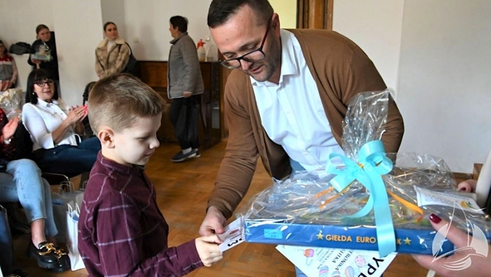 Uczestnicy konkursu nagrodzeni za oryginalne pisanki na Święta Wielkanocne