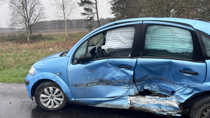 Zbaków Dolny: Kierowca Citroena C3 wpadł w Peugeota 407 (FOTO)