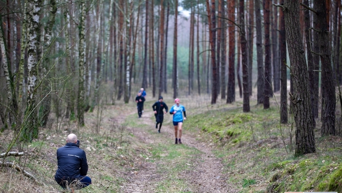 - pobiegnij i pomóż Damianowi