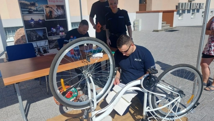 Policjanci zapraszają na znakowanie rowerów