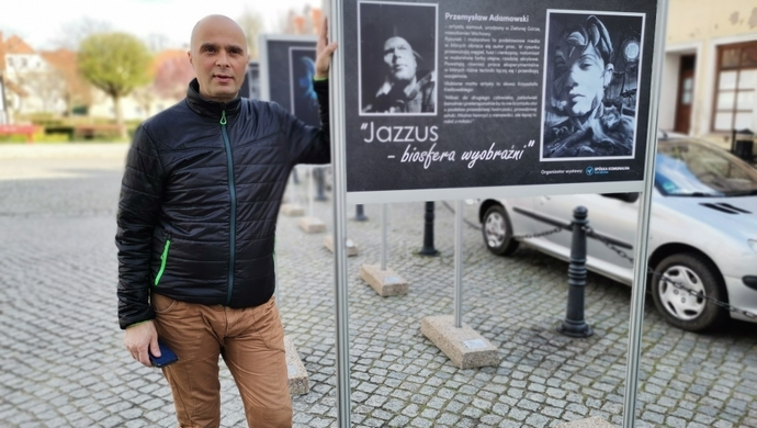 Przed wschowskim ratuszem można podziwiać prace Przemysława Adamowskiego