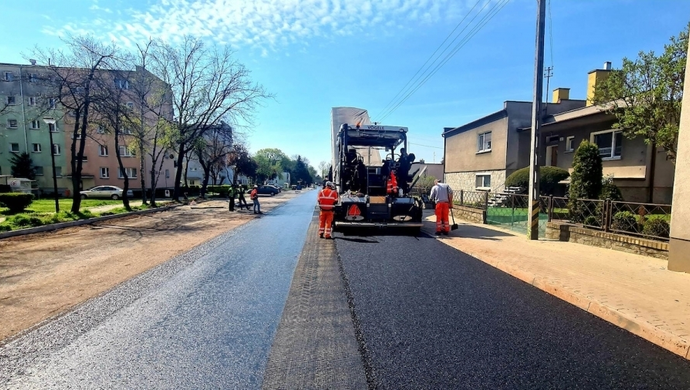 Trwa wylewanie asfaltu na ul. Ogrodowej (VIDEO)