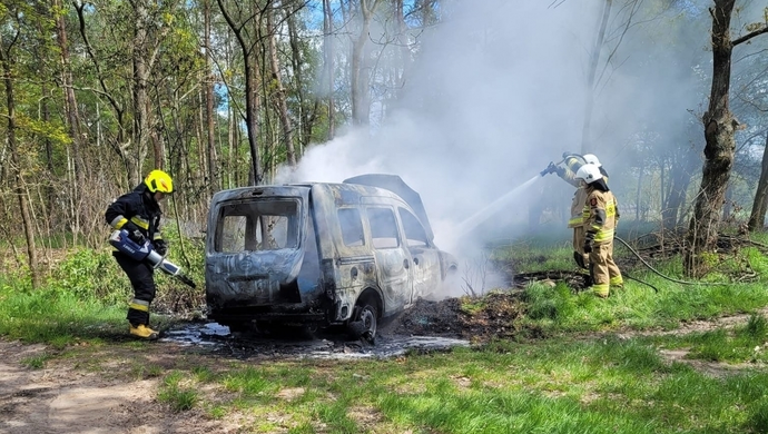 Nowe Strącze: Samochód zaparkowany w lesie spłonął doszczętnie (FOTO)