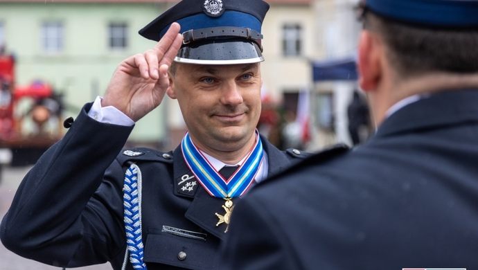 - został odznaczony Krzyżem Rycerskim św. Floriana