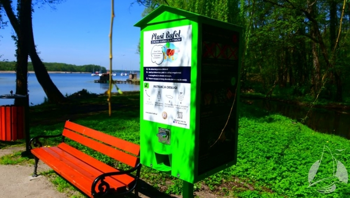 Ptasie Bufety w Parku Miejskim w Sławie: Nowoczesne automaty dbające o ptaki
