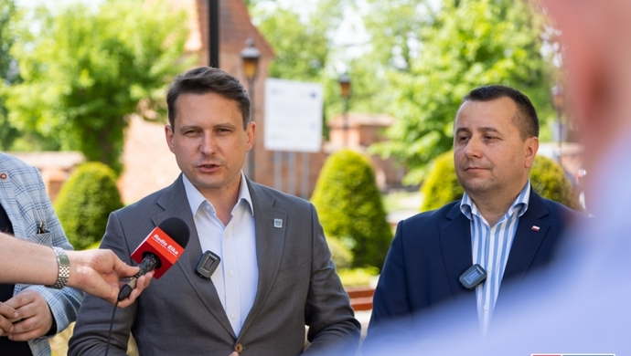 Konferencja PiS we Wschowie: Nowe programy społeczne i odpowiedź na krytykę PO