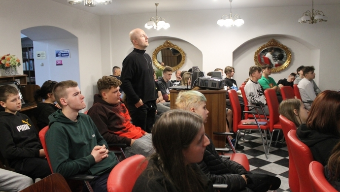 W Bibliotece odkrywali tajniki dzikiej przyrody: Spotkanie z Piotrem Dziełakowskim